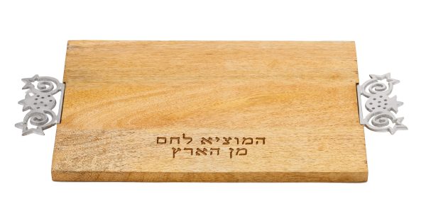 ⁦מגש חלה מעץ עם ידיות כסופות "רימונים" - עמנואל⁩ – תמונה ⁦2⁩